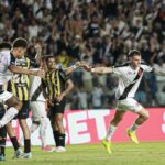 Santos vence o São Paulo de virada em jogo emocionante na Vila Belmiro