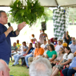 Prefeito e primeira-dama homenageiam secretárias, servidoras e vereadoras