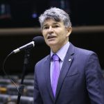 Polícia Civil apreende caminhão com madeira ilegal e prende foragido da Justiça