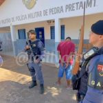 Execução brutal: Jovem é assassinado com tiros à queima-roupa dentro de carro