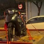 Motociclista fica ferido após caminhão derrubar semáforo e fios no Centro de Rondonópolis
