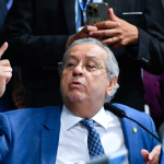“Posta que é inconstitucional na segunda e comemora na terça”: Janaína Riva esculacha Mauro Mendes por oportunismo sobre moratória da soja