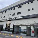 Dupla sertaneja Cézar e Paulinho é homenageada em Primavera do Leste com entrega de viola ao Instituto Memória