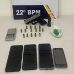 Traficante é preso com pedras de pasta base durante entrega em campo de futebol; comparsa fugiu de bicicleta