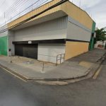 Homem tenta matar desafeto a facadas em mercado e crime é registrado por câmeras de segurança; veja o vídeo
