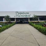 Prefeito de Rondonópolis planta árvores com crianças e projeta futuro verde para o Alfredo de Castro