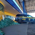 Dupla é presa pela Polícia Militar após abandonar veículo roubado e tentar fugir por área de mata no bairro Maria Amélia, em Rondonópolis