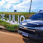 Motociclista embriagado colide com carro e para debaixo de caminhão em Rondonópolis