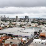 Jovem é esfaqueado dentro de apartamento após desentendimento