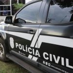 Adolescentes são flagrados com arma de fogo e drogas em casa ligada a facção