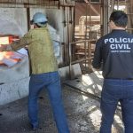 Força Tática prende dois homens com drogas e dinheiro em casa abandonada