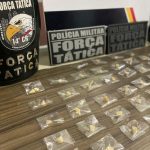 Dupla ligada a facção é presa com pistola e drogas durante patrulhamento da PM
