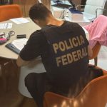 Homem tenta matar desafeto a facadas em mercado e crime é registrado por câmeras de segurança; veja o vídeo