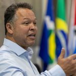 PM prende homem que subiu em viatura para gravar vídeos de apologia ao crime