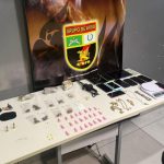 Dois homens são presos em flagrante com simulacros de armas de fogo, faca e machadinha na MT-060