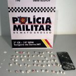 PM apreende sete tabletes de maconha e prende casal por tráfico de drogas