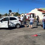 Jovem é flagrado empinando moto em frente a escolas no Jardim do Parque, em Rondonópolis