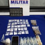 Força Tática prende dupla em flagrante com 36 porções de drogas