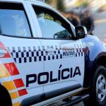 Polícia Civil prende homem em flagrante no momento em que agredia mulher em praça pública