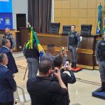 Mulher com tornozeleira é presa com cocaína escondida em criança durante operação em Rondonópolis