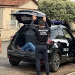 Força Tática apreende adolescente com arma de fogo e 100 porções de pasta base