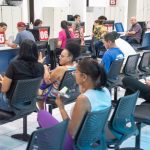 Corpo de Bombeiros combate incêndio em área de vegetação em bairro residencial