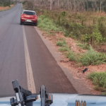Motociclista foge da PM pela contramão e bate em viatura no Centro de Rondonópolis