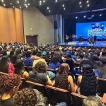 Corpo de Bombeiros resgata filhote de arara-canindé após queda de palmeira