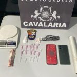 Cavalaria da PM conduz dois faccionados e apreende porções de drogas em Nova Mutum