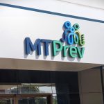 Corpo de Bombeiros combate incêndio em terreno de bairro residêncial