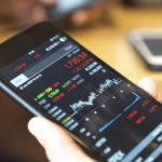 Dólar inicia a semana em leve queda; mercado acompanha Focus e cenário fiscal brasileiro