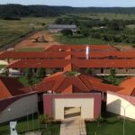 Polícia Militar e Sema prendem três homens com espingardas em área de exploração ilegal de madeira