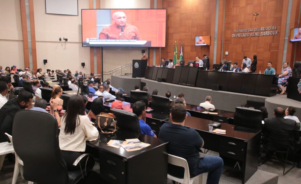 Encontro conduzido pelo deputado Nininho apresenta plano para redefinir limites distritais e urbanos em 142 municípios