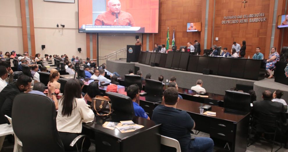 Encontro conduzido pelo deputado Nininho apresenta plano para redefinir limites distritais e urbanos em 142 municípios