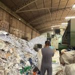 Polícia Militar e Sema prendem três homens com espingardas em área de exploração ilegal de madeira