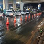 Cavalaria da PM prende dois faccionados e apreende arma de fogo e 89 porções de drogas