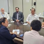 Dólar sobe e mercado financeiro reage a discursos do Fed, políticas de Trump e instabilidade política no Brasil