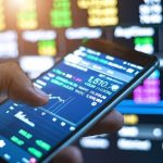 Dólar inicia semana em queda e Ibovespa reage após recuo político de Flávio Bolsonaro