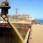 Alessandra Ferreira comanda união de 118 casais em casamento comunitário