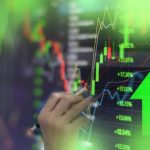 Dólar recua frente ao real com investidores atentos a dados econômicos e decisões de juros