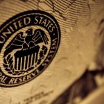 Dólar recua e mercado financeiro aguarda decisões do Copom e do Federal Reserve