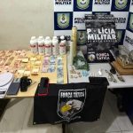 Policiais militares resgatam família em caminhonete submersa durante chuva forte