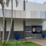 Carro sai da pista na BR-163 após motorista perder controle na chuva