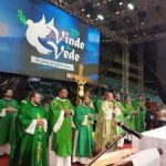 Caminhão carregado de soja tomba na BR-364 após falha mecânica e deixa motorista ferido