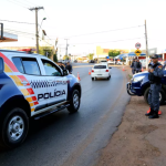 PM detém dois jovens por transporte ilegal de aves silvestres e fuga perigosa