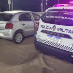 Gol furtado em Rondonópolis é encontrado com chave no contato e sem placa traseira em estacionamento de supermercado