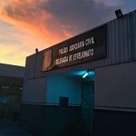 Impacto fatal: carro fica destruído após colisão com carreta carregada de verduras; dois homens morrem no local