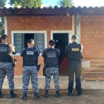 Homem é preso após agredir a própria mãe com soco no peito durante surto em casa