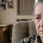 Mãe é presa após queimar braço da própria filha, de 11 anos, com ferro de passar roupa quente