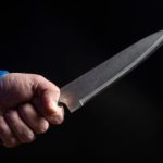 Homem é encontrado morto com 12 perfurações de tesoura, mãos e pés amarrados dentro de casa